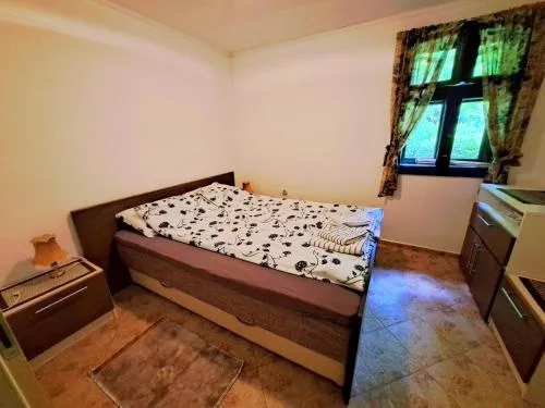 Spavaća soba sa velikim bračnim krevetom u Etno-kući Leka