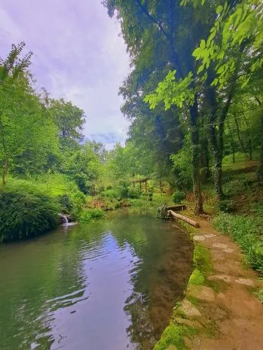 Staza uz vodu i zelenilo na imanju Etno-kuće Leka