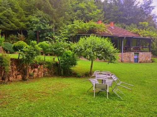 Širok pogled na kuću, travnjak i prostor za sedenje