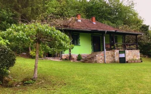 Noviji pogled na Etno-kuću Leka i travnjak ispred nje