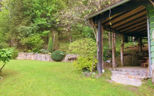 Kuća, veranda i zelenilo Etno-kuće Leka