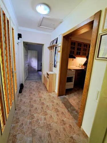 Hodnik i pogled ka kuhinji u Etno-kući Leka