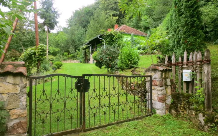Ulazna kapija i kuća u pozadini
