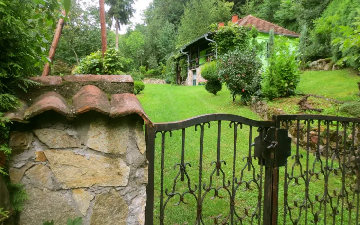 Kapija i ulaz u imanje Etno-kuće Leka