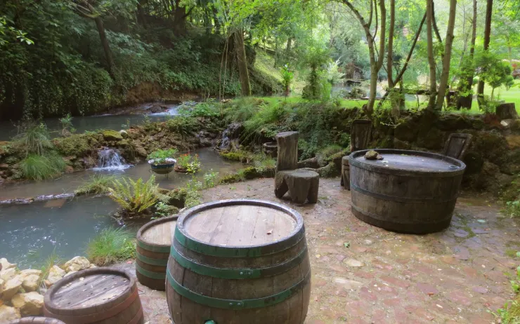 Drvene bačve pored malih kaskada