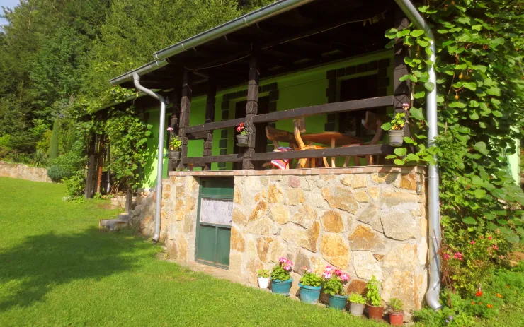Kamena osnova kuće i natkrivena veranda